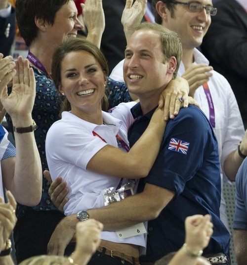 Princ William sa s manželkou Catherine vyobjímal verejne.