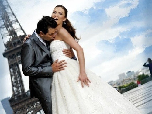 Matej Chren a Elena Podzámska nafotili sériu svadobných fotografií v romantickom Paríži. 