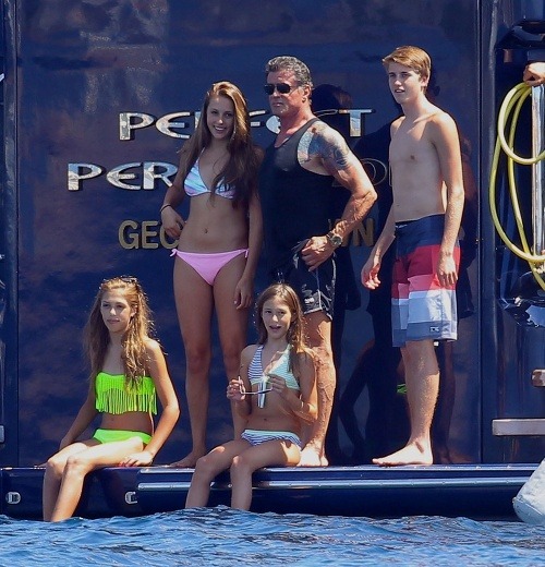 Sylvester Stallone si s dcérami užíva dovolenku.