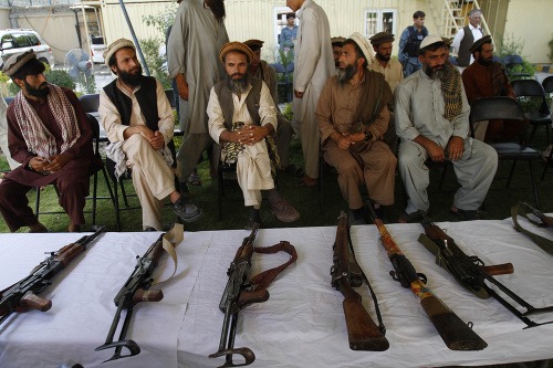 Členovia Talibanu sa vydávajú za príťažlivé ženy