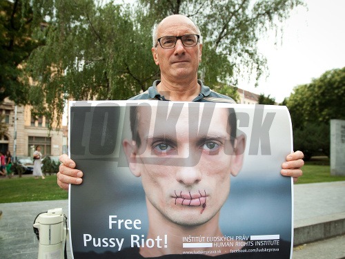 Účastníci pochodu za prepustenie väznených ruských aktivistiek zo skupiny Pussy Riot