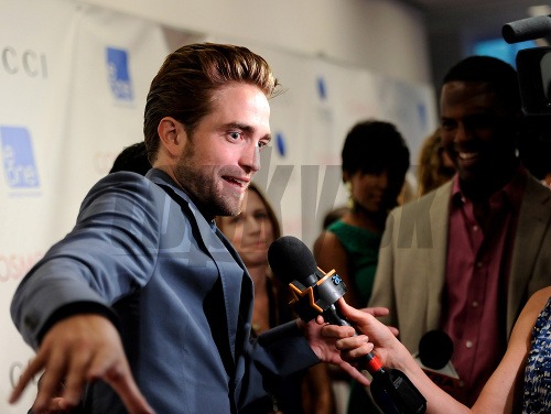 Robert Pattinson sa po rozchode s Kirsten Stewart prvýkrát objavil na verejnosti. Novinári ho ihneď zasypali otázkami.