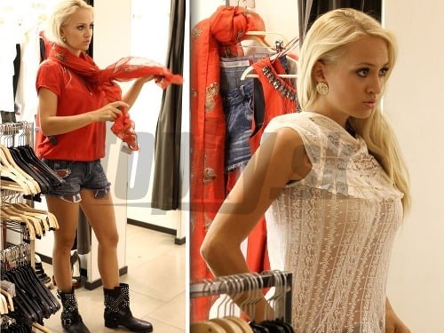 Barbora Rakovská počas nákupov siahla napríklad po krátkych šortkách aj priesvitnom tope.