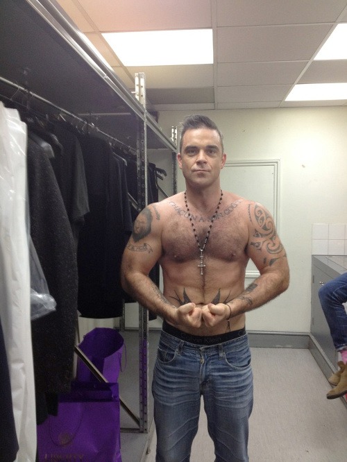 Robbie Williams sa na Twitteri pochválil vypracovaným telom Ramba.
