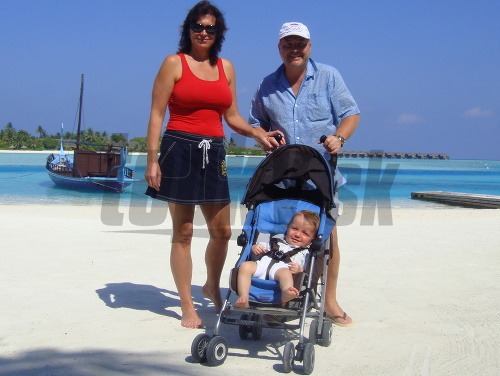 Michal David s manželkou a s vnukom na Maledivách