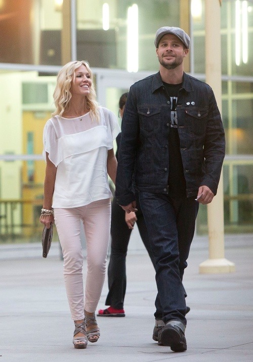 Jennie Garth ruka v ruke s novým milencom Noahom Abramsom.