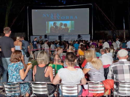 Premiéra filmu Svätá štvorka na Magio pláži potvrdila úspešnosť letného kina