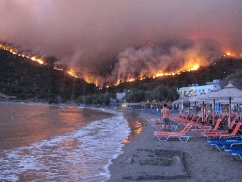 Európa v plameňoch: Ohrozené letoviská, kolabuje doprava a evakuácia!