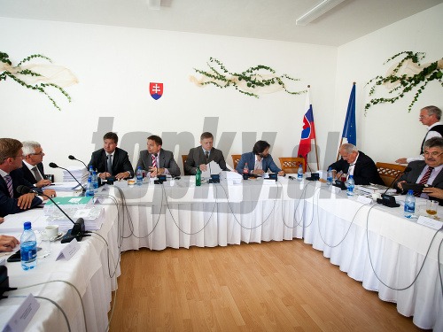 Členovia vlády SR počas rokovania 21. schôdze vlády SR