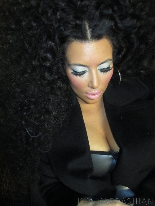 Kim Kardashian ako vyumelkovaná bábika Barbie.