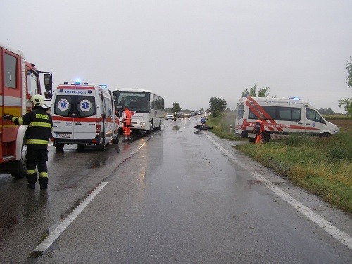 Bratia dostali na mokrej ceste šmyk