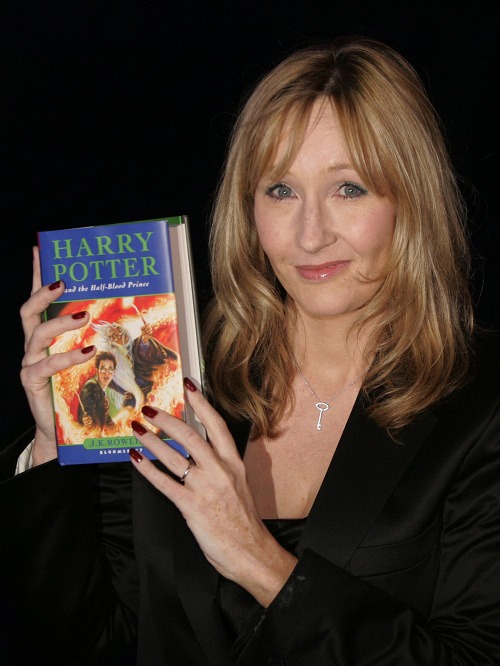 J.K. Rowling pózuje so svojou knihou.