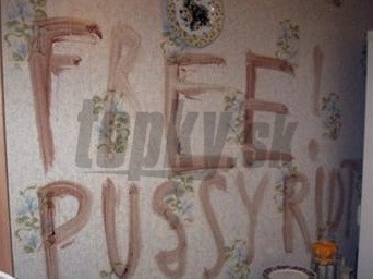 Ruská polícia v stredu informovala o náleze nápisu podporujúceho Pussy Riot na mieste dvojnásobnej vraždy v Kazani