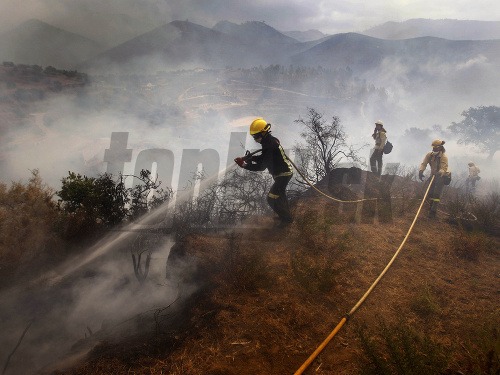 Španielski hasiči bojujú s požiarom