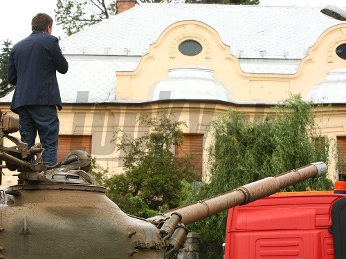 Hlina namieril hlaveň tanku na Biľakovu vilu. 