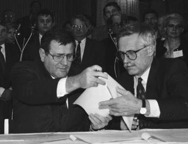 Mečiar a Klaus pri podpisovaní Memoranda  vlády Českej republiky a vlády Slovenskej republiky v októbri 1992