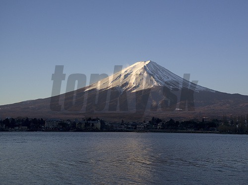 Sopka, vysoká 3776 metrov a ležiaca asi 100 kilometrov západne od Tokia, naposledy vybuchla v roku 1707
