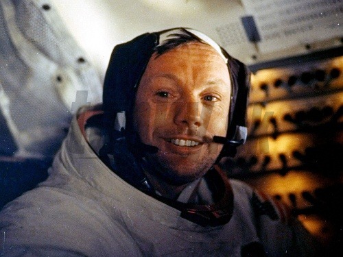 Neil Armstrong bol veliteľom kozmickej lode Apollo 11, ktorá 21. júla 1969 pristála na Mesiaci