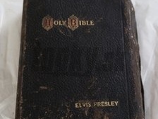 V biblii sú poznámky písané Presleym