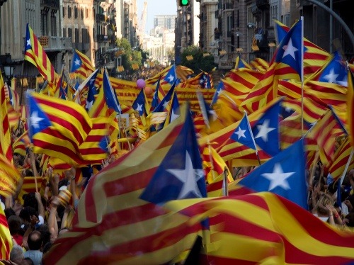 Demonštranti mávajú katalánskymi vlajkami