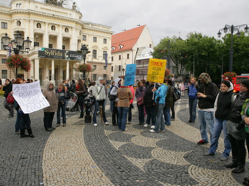 Pochod učiteľov na Hviezdoslavovom námestí za účasti len pár desiatok ľudí.