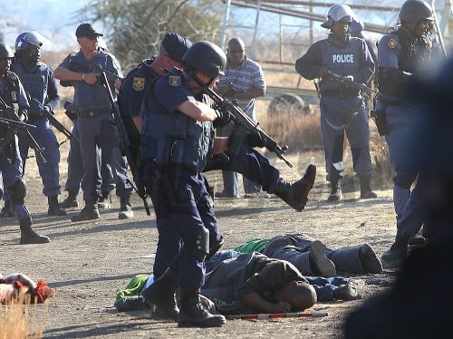 Pri nedávnych zrážkach medzi políciou a baníkmi žiadajúcimi vyššie mzdy zahynulo v Juhoafrickej republike celkovo 44 ľudí