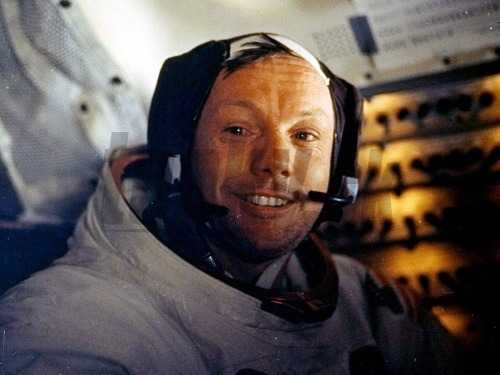 Neil Alden Armstrong sa narodil 5. augusta 1930