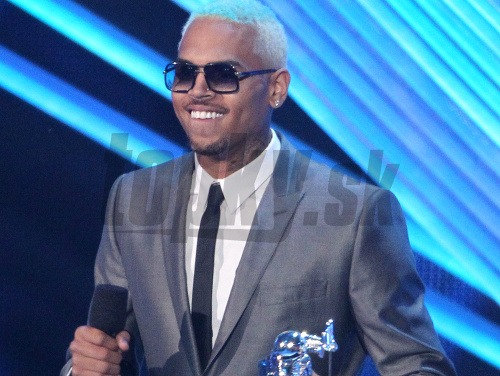 Chris Brown sa do povedomia dostal aj spomínaným útokom na Rihannu