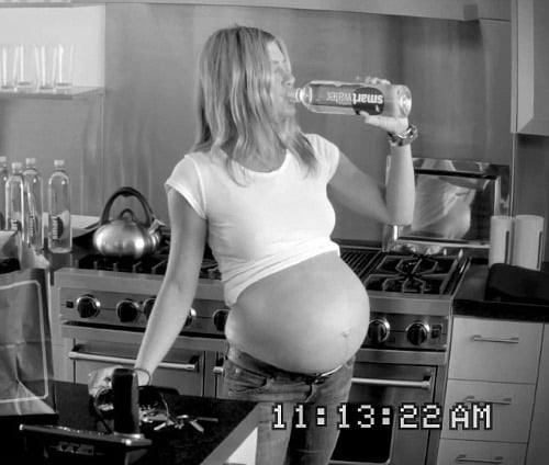 Jennifer Aniston s tehotenským bruškom