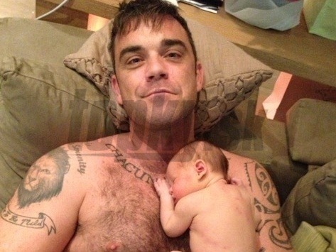 Robbie Williams so svojou dcérkou Theodorou Rose