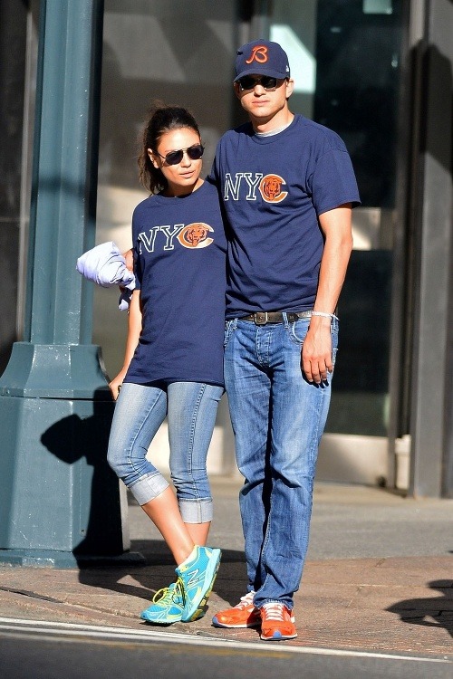 Ashton Kutcher a Mila Kunis sa na romantickú prechádzku obliekli úplne rovnako.