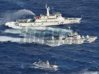 Lode japonskej pobrežnej stráže vodnými delami odohnali v utorok taiwanské rybárske lode.