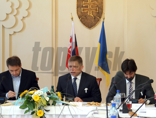 Peter Kažimír, Robert Fico a Robert Kaliňák počas rokovania 26. schôdze vlády SR