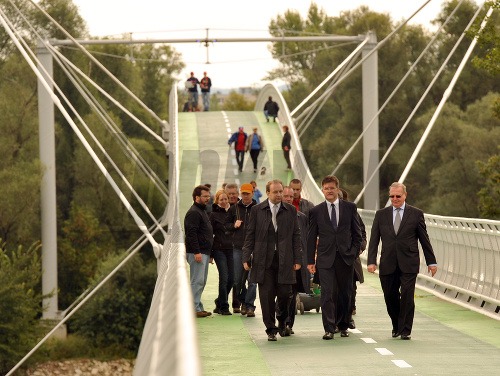 Nový most medzi Devínskou Novou Vsou a obcou Schlosshof