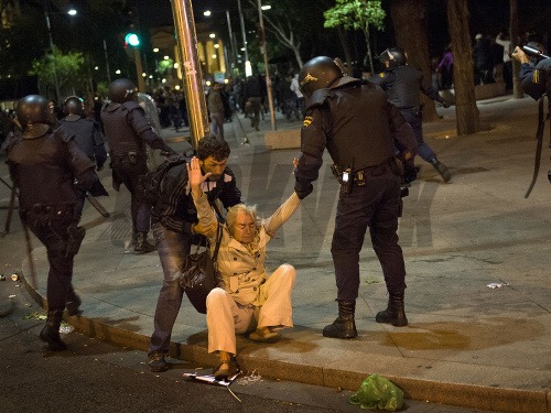 Výsledkom utorňajších násilných potýčok medzi madridskou políciou a tisíckami demonštrantov pred budovou parlamentu je takmer 40 zadržaných a 65 zranených