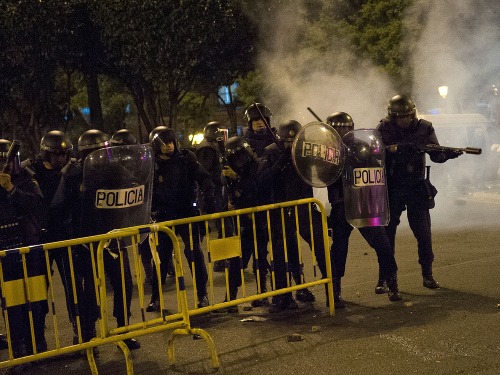 Výsledkom utorňajších násilných potýčok medzi madridskou políciou a tisíckami demonštrantov pred budovou parlamentu je takmer 40 zadržaných a 65 zranených