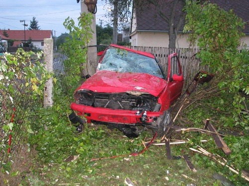 Zdemolované auto po nehode