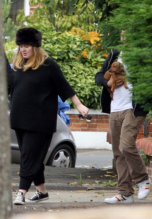 Tehotná Adele bez mejkapu a s baranicou na hlave