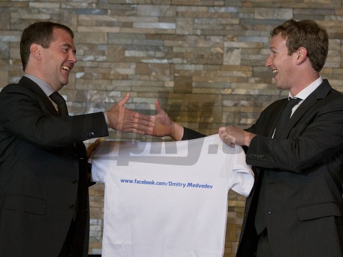Mark Zuckerberg daroval Medvedevovi tričko s jeho adresou na sieti