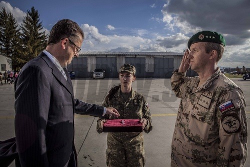 Za účasť vo vojenskej operácii ISAF  v Afganistane odovzdal ocenil minister obrany Martin Glváč pamätnou medailou všetkých 123 vojakov, ktorý sa z misie nedávno vrátili. Aj kapitána Karola Kovalčíka