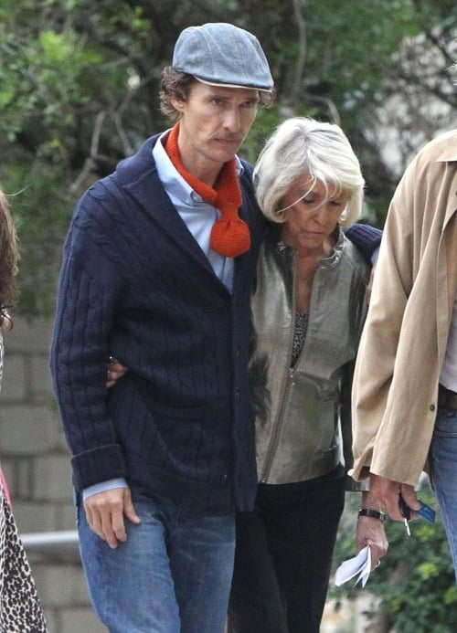 Vysilený Matthew McConaughey je pri chôdzi podopieraný matkou Mary.