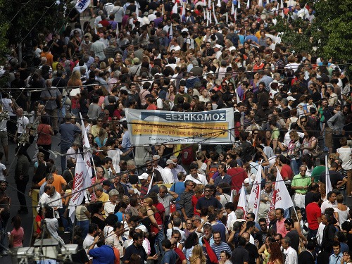Desiatky tisíc nahnevaných Grékov protestujú proti Merkelovej v aténskych uliciach