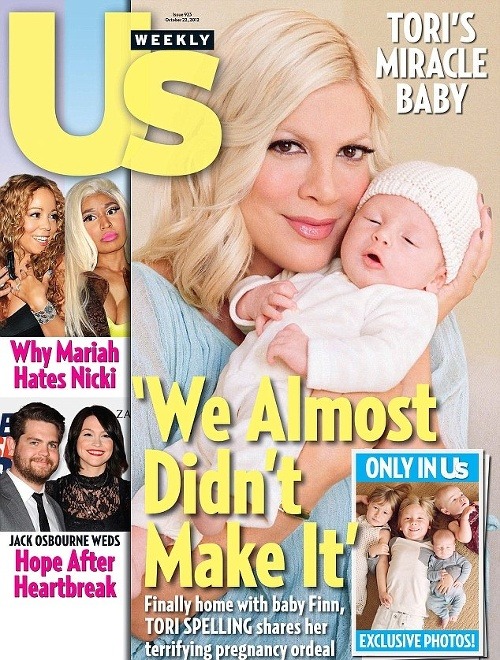 Tori Spelling s mesačným synčekom Finnom hrdo pózuje na titulke. V tehotenstve však takmer prišla o život.