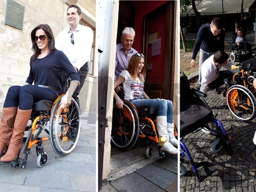 Andrea Pálffy-Belányiová a Miriam Kalisová si vyskúšali, aké to je pohybovať sa na invalidných vozíkoch. Ján Mečiar si pri tom vyrobil menší trapas - spadol z neho. 