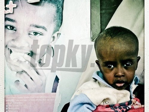 Dieťa v ťažkom stave podvýživy čaká v MAGNA terapeutickom centre v Garisse na vyšetrenie