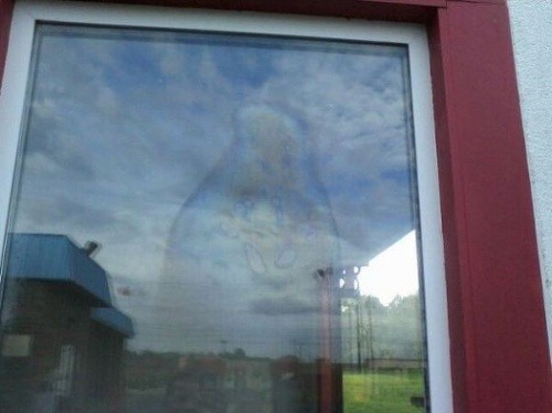 Panna Mária na skle