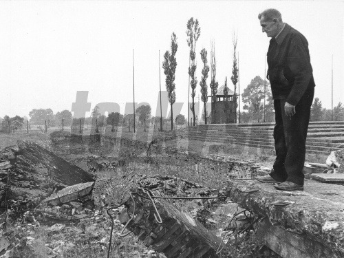 Bývalý väzeň z nacistického koncentračného tábora v Osvienčime sa pozerá na ruiny plynových komôr