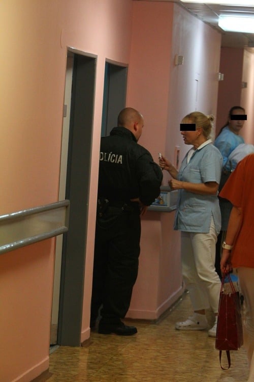 Pred Alexandrinou nemocničnou izbou hliadkujú policajti