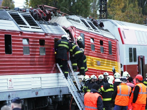 Vyslobodzovanie rušnovodiča po zrážke dvoch osobných vlakov.