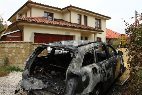 Luxusné Audi Q7 zhorelo priamo pred rodinným domom Dana Dangla. 